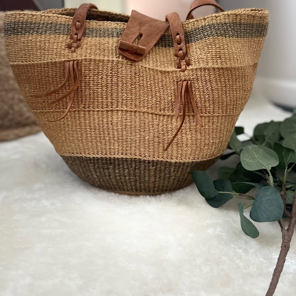 Elegant Woven Tote Bag in Tan and Brown - Picture 3 of 14